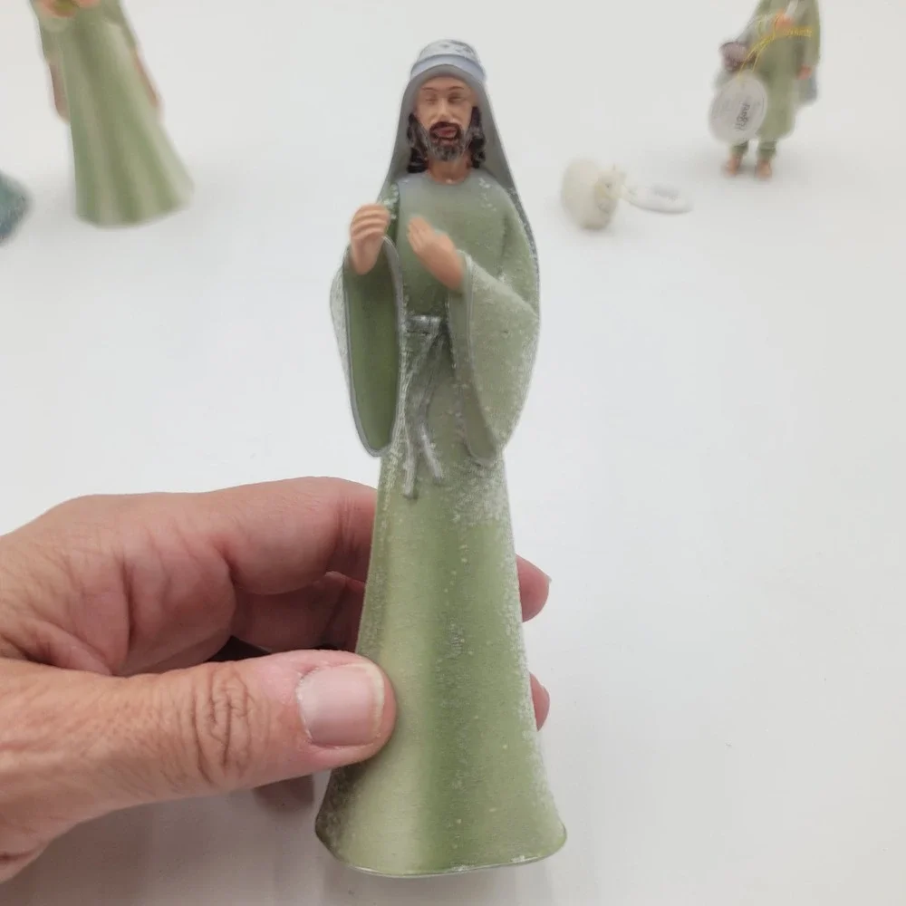Thomas Kinkade Hawthorne Village Nativity Figures King Balthazar Melchior Set